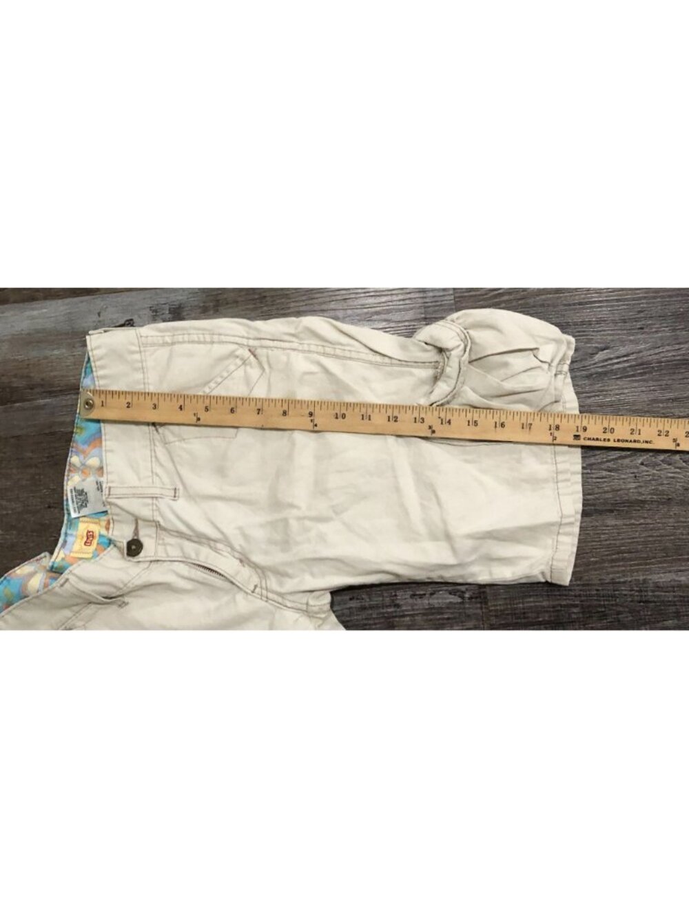 Levi's Womens Size 11 Stone Khaki Cargo Shorts - Picture 5 of 6